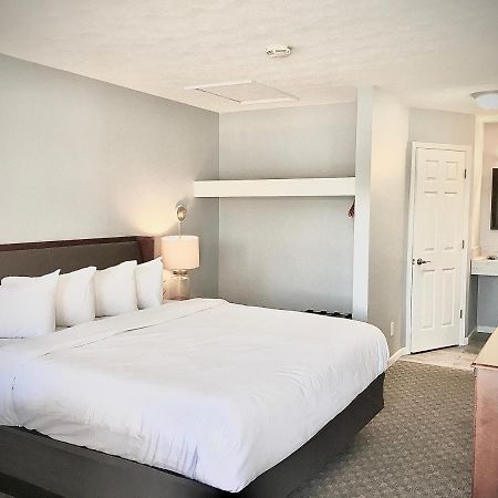 Empire Lakeshore Inn エクステリア 写真