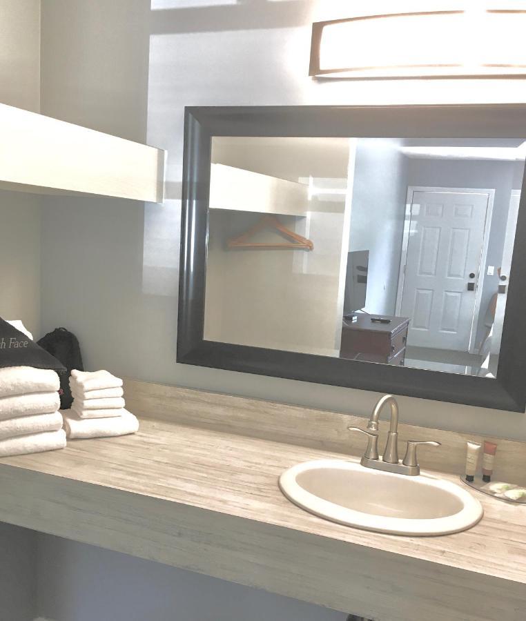Empire Lakeshore Inn エクステリア 写真