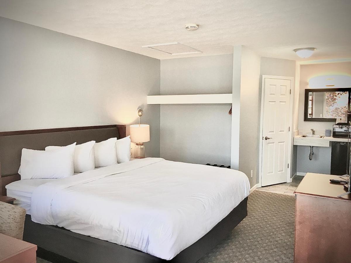 Empire Lakeshore Inn エクステリア 写真