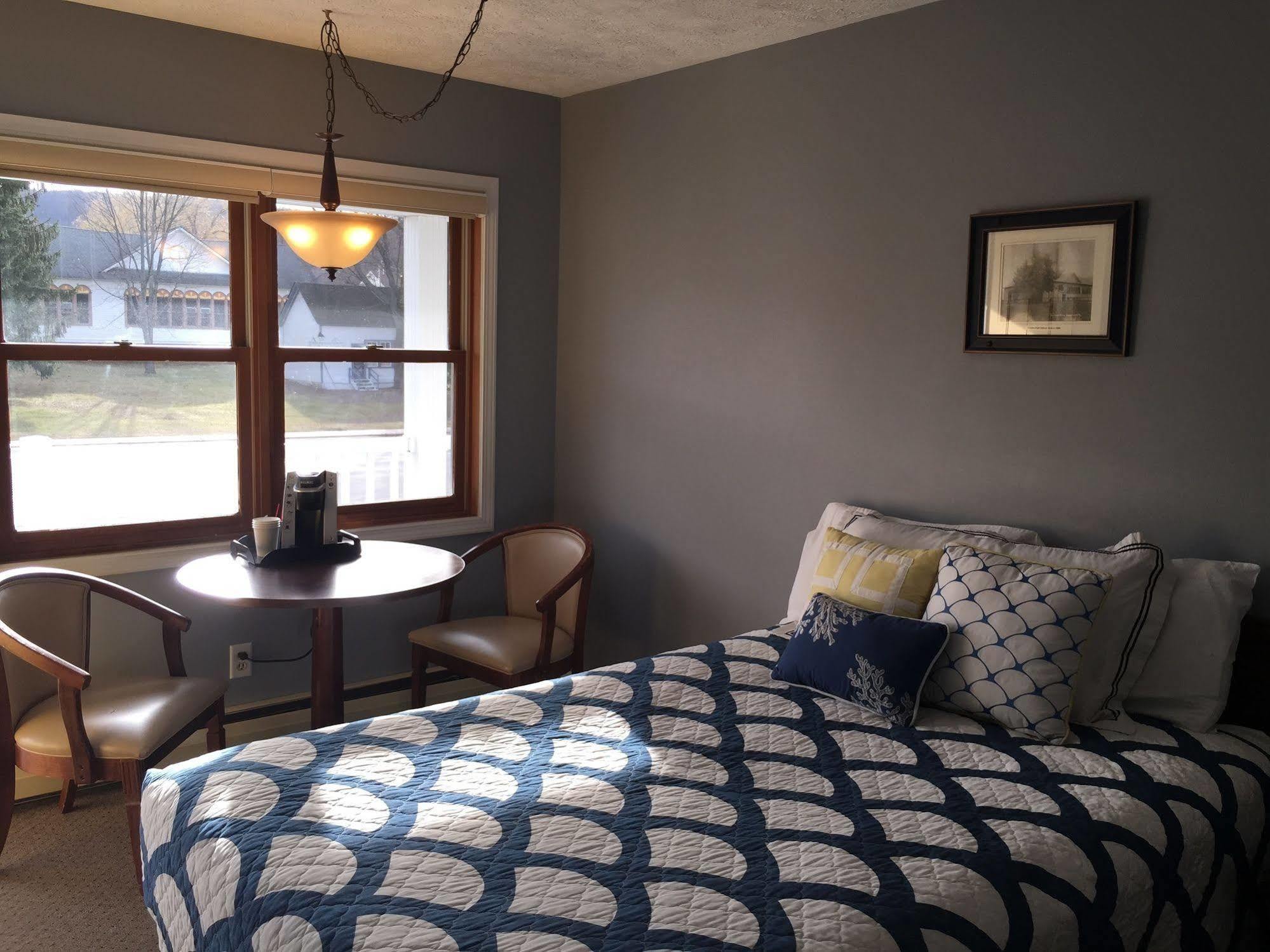 Empire Lakeshore Inn エクステリア 写真