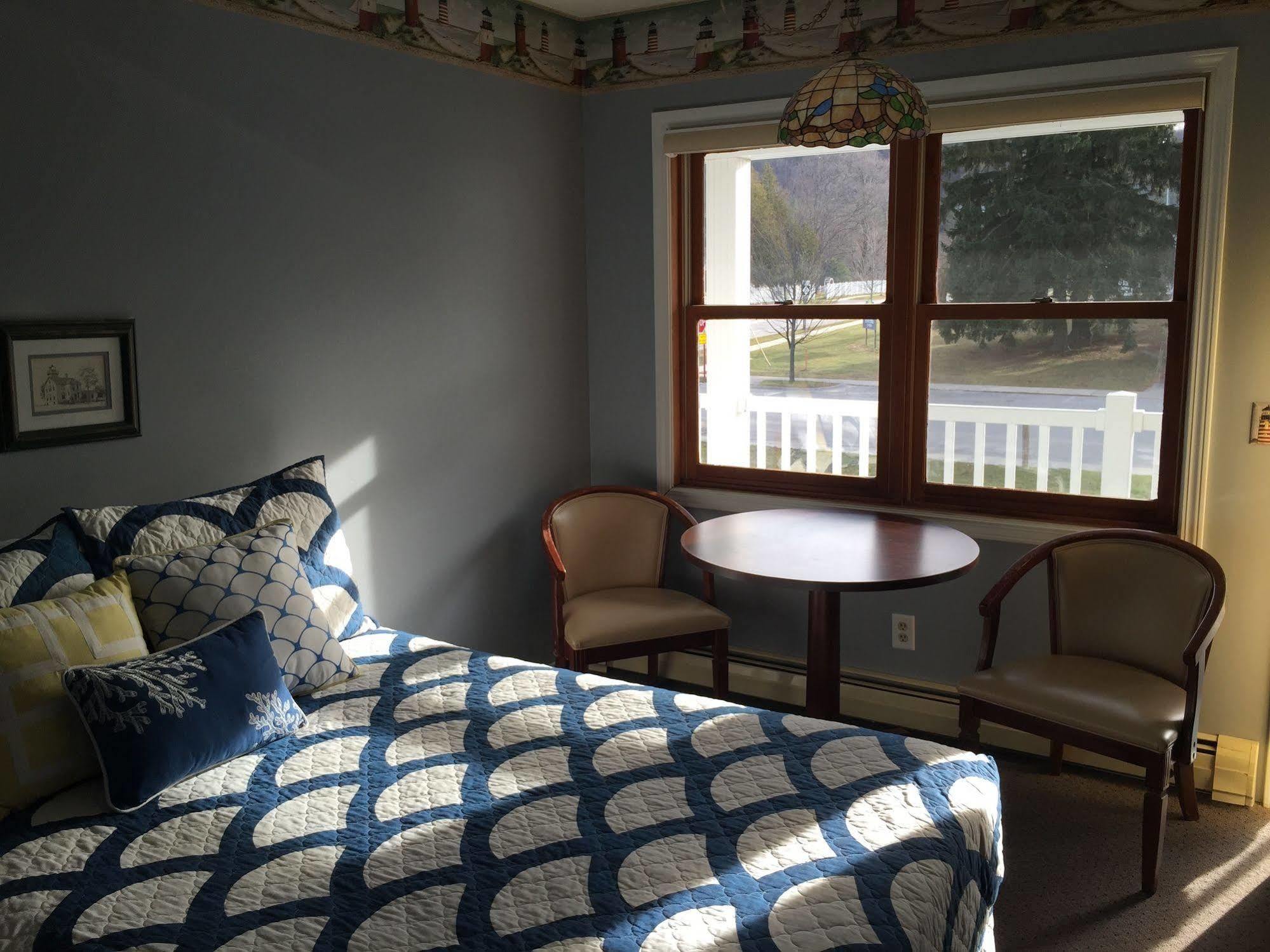 Empire Lakeshore Inn エクステリア 写真