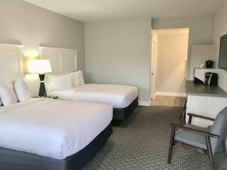 Empire Lakeshore Inn エクステリア 写真